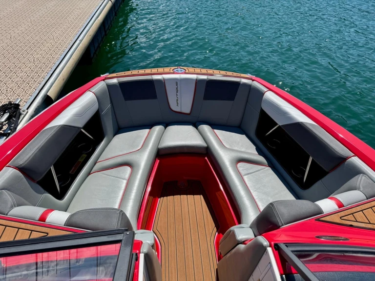 Pronajmout si Nautique Correct Craft g21 v Aix-les-Bains
