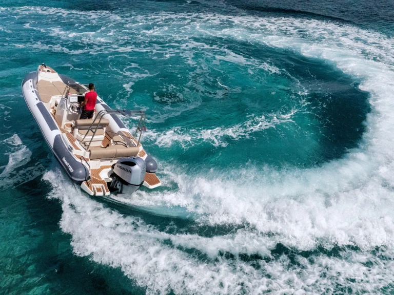 Pronájem lodi Hvar  lákavé ceny 790 Pro Dynamic