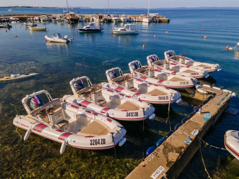 Pronájem lodi Barracuda 530 v Vir na Samboatu
