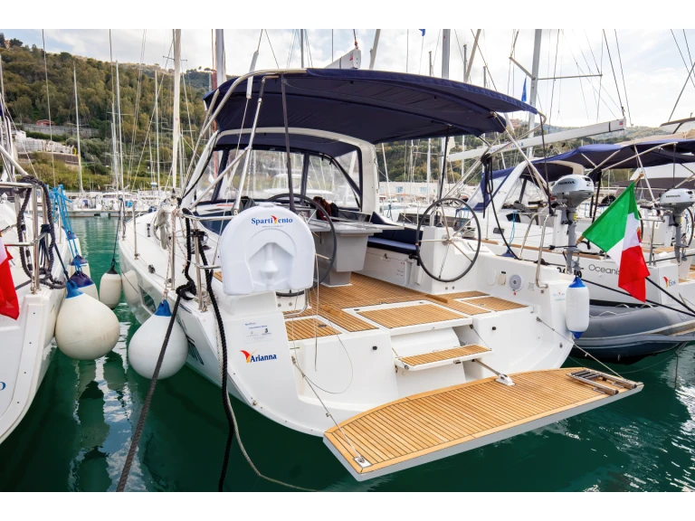 Bénéteau Oceanis 41.1 jednotlivci a charterové společnosti v Capo d'Orlando