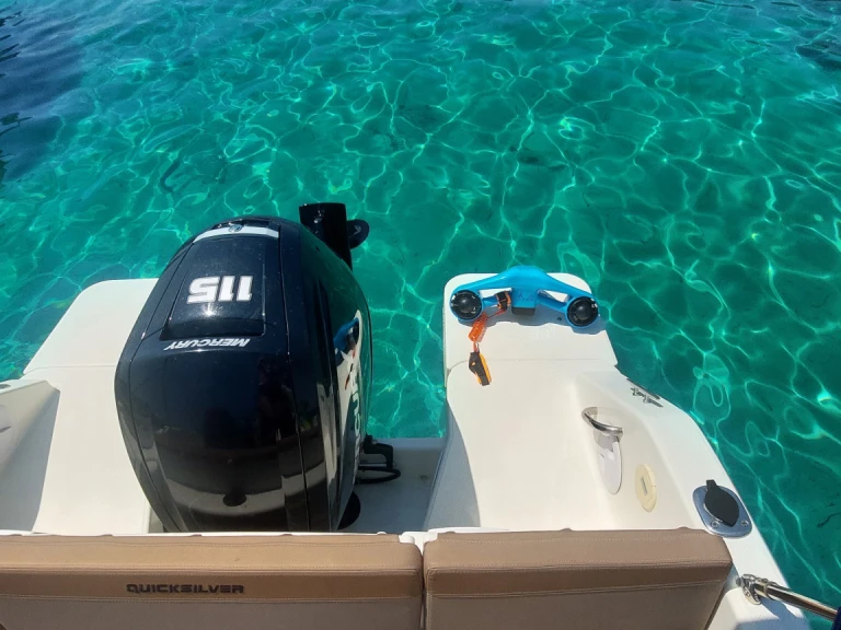 Pronajmout si Quicksilver Activ 555 Open v Mandelieu-la-Napoule