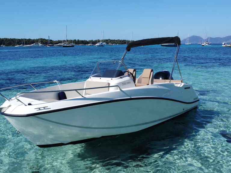 Quicksilver Activ 555 Open jednotlivci a charterové společnosti v Mandelieu-la-Napoule