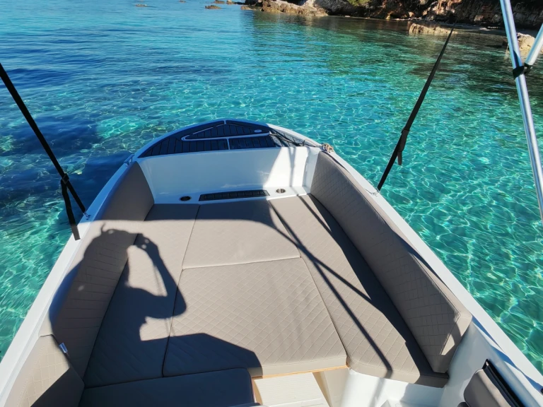 Motorová loď k pronájmu v Port de Cannes Marina za nejlepší cenu