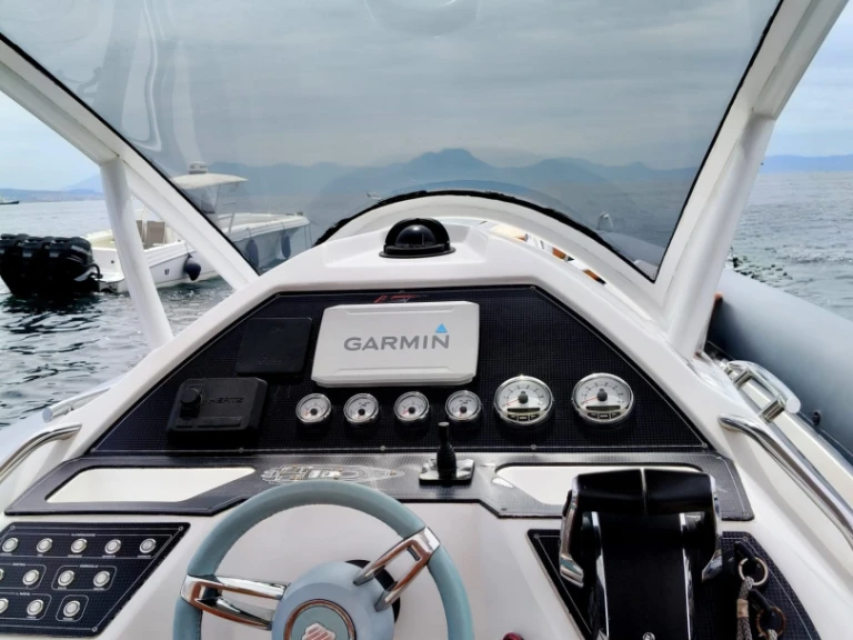 Pronájem Polotuhá loď Panamera Yacht s licencí