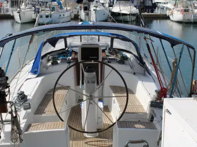 Hanse 370e  jednotlivci a charterové společnosti v Ibiza Town