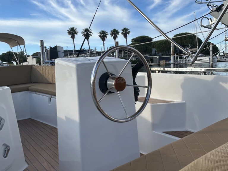 Pronájem lodi Port-Camargue lákavé ceny SYLVER YACHT
