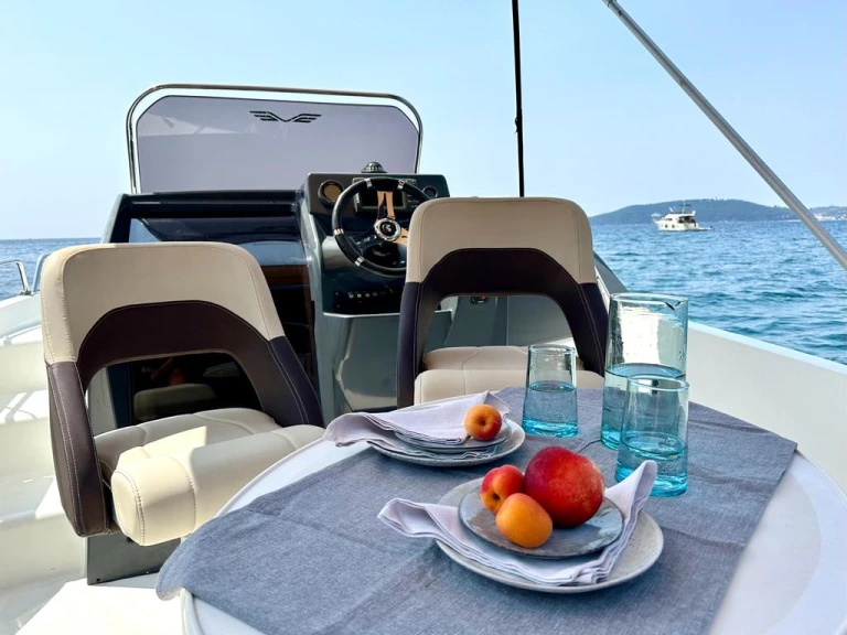Pronajmout si Bénéteau Flyer 6 SUNdeck v La Seyne-sur-Mer