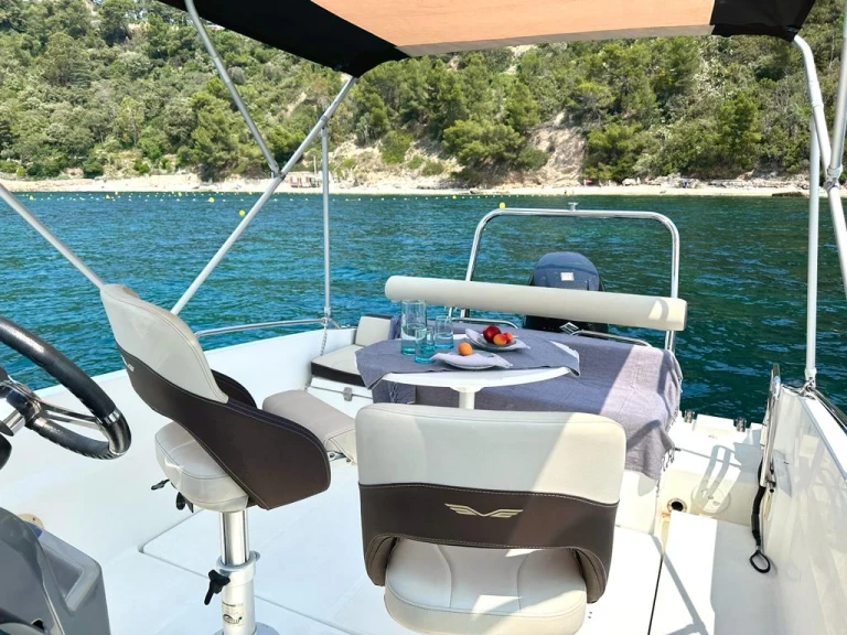 Pronájem lodi Bénéteau Flyer 6 SUNdeck v La Seyne-sur-Mer na Samboatu