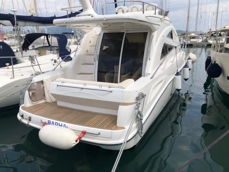 Pronájem Jachta Sealine s licencí