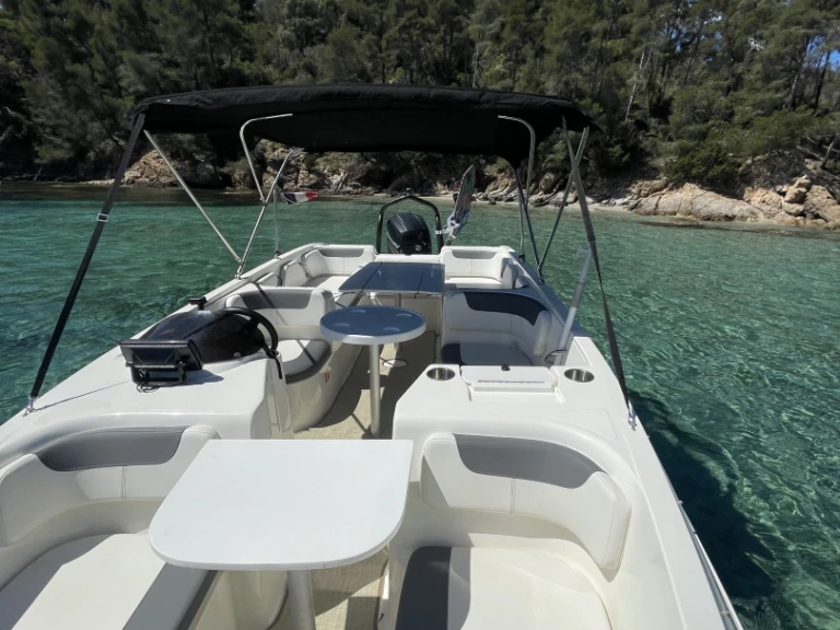 Pronájem Motorová loď Bayliner s licencí