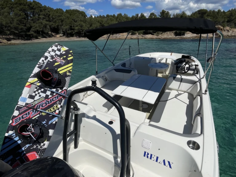 Bayliner Element E7 jednotlivci a charterové společnosti v Hyeres