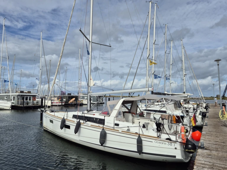 Pronajmout si Bénéteau Oceanis 38.1 v Heiligenhafen