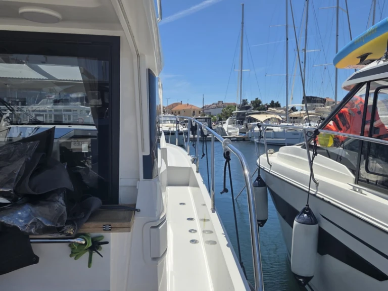 Pronajmout Motorová loď se skipperem či ne Sealine v Biograd Na Moru
