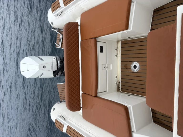 Tiger Marine 850 Open jednotlivci a charterové společnosti v Marseille