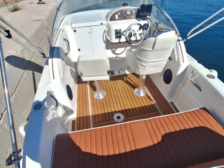 Pronájem lodi Marseille lákavé ceny Oyster 20