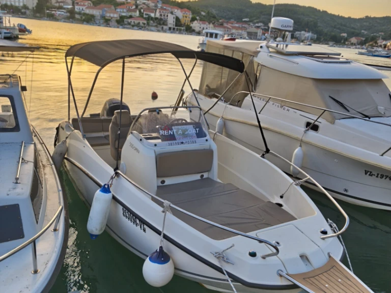 Pronájem lodi Vela Luka lákavé ceny Activ 555 Open