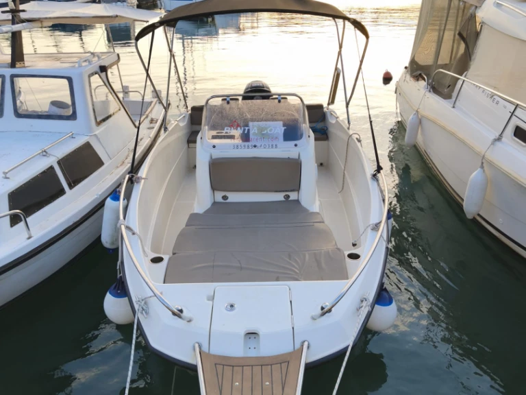 Pronajmout si Quicksilver Activ 555 Open v Vela Luka