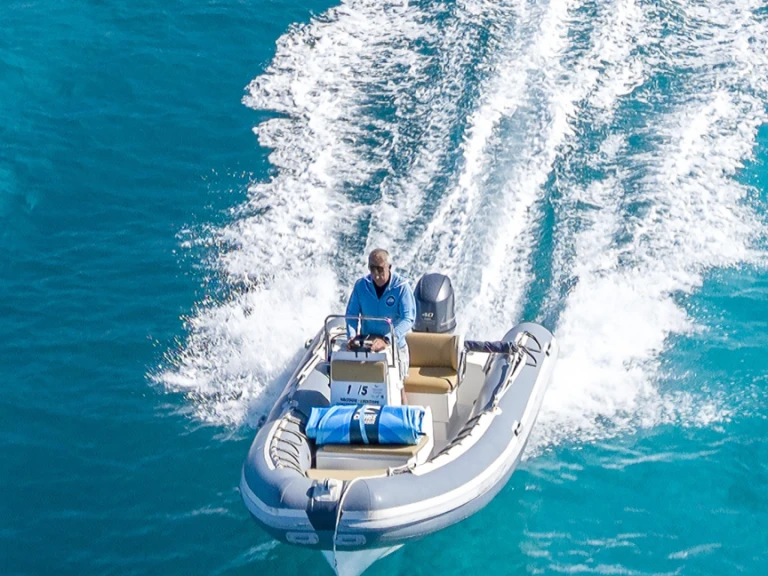 Joker Boat Coaster 470 jednotlivci a charterové společnosti v Cala Gonone