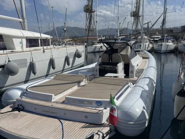 Pronajmout si Magazzu MX-13 coupè v Palermo
