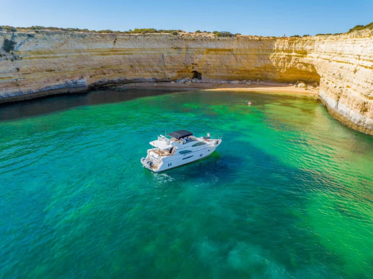 Pearl fly bridge 55 jednotlivci a charterové společnosti v Vilamoura