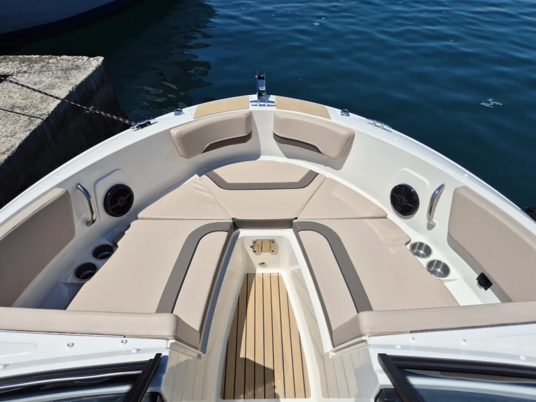 Bayliner VR6 OB jednotlivci a charterové společnosti v Poreč