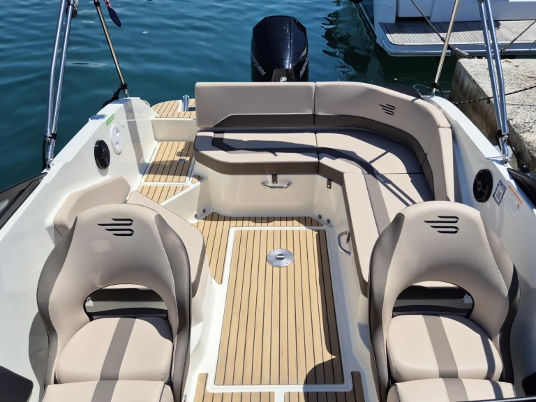 Pronajmout si Bayliner VR6 OB v Poreč
