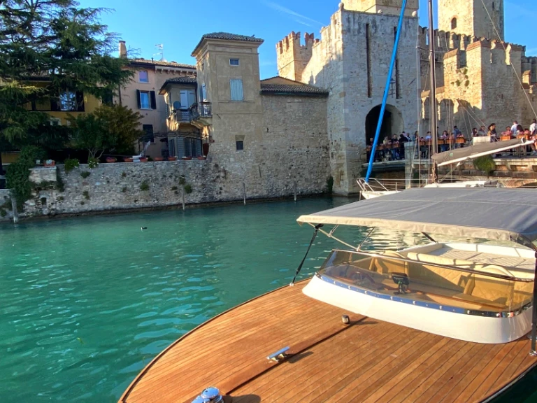 Pronájem jachty v Sirmione -Ilver JUNIOR 22 na Samboatu