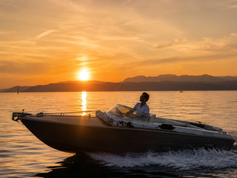 Pronájem Motorová loď v Sirmione -Ilver JUNIOR 22