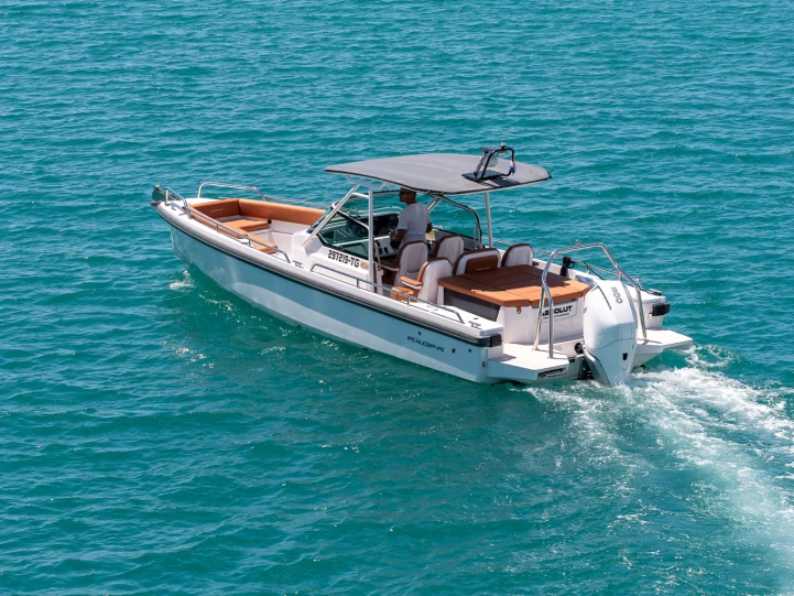 Pronájem lodi Split lákavé ceny Axopar 28 T-Top
