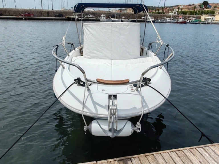 Sessa Marine Key Largo 25 jednotlivci a charterové společnosti v Carloforte