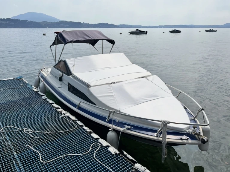 Pronajmout Motorová loď se skipperem či ne A HELLAS v Stresa