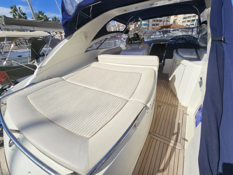 Pronajmout Motorová loď se skipperem či ne Absolute Yachts v Saint Raphael