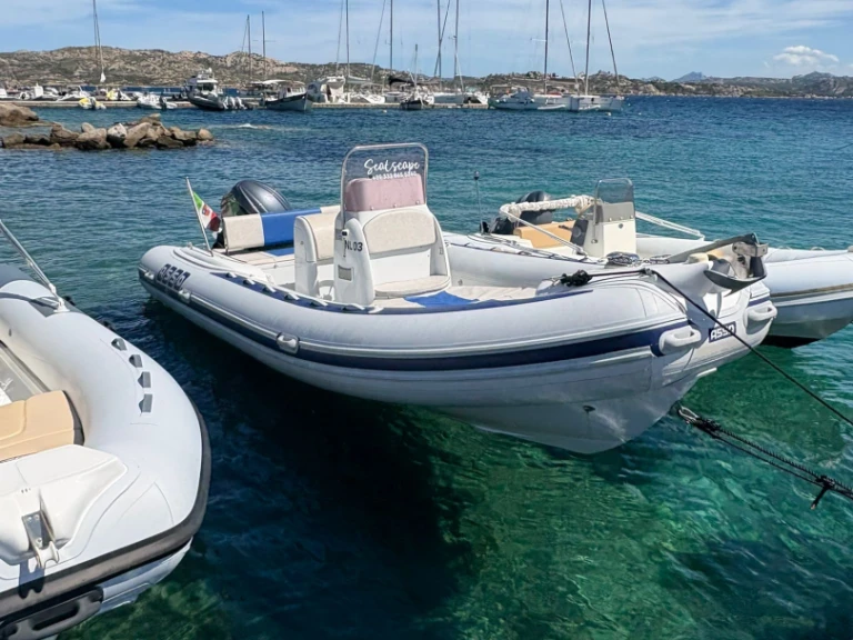 Asso asso 62 jednotlivci a charterové společnosti v La Maddalena