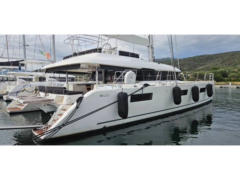 Katamarán k pronájmu v Olbia za nejlepší cenu