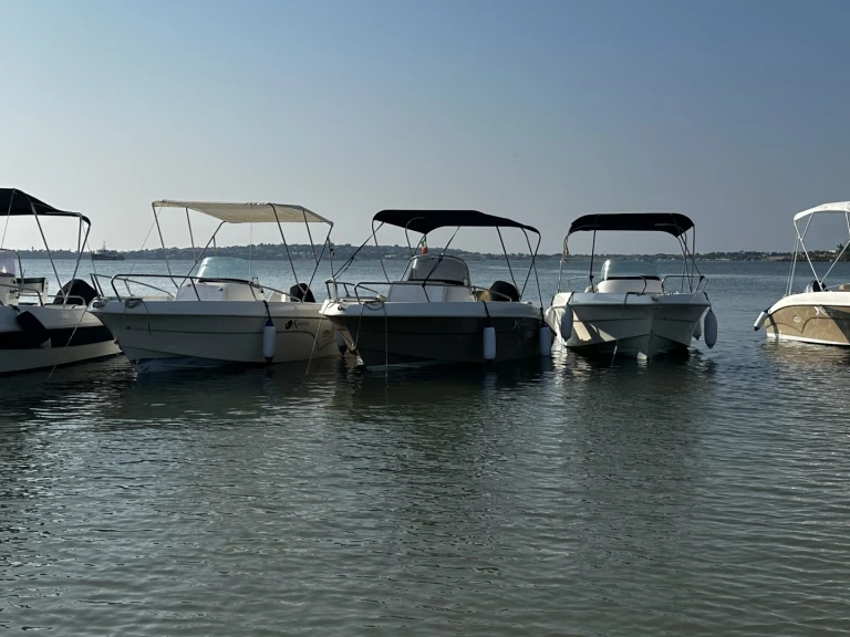 Motorová loď k pronájmu v Siracusa za nejlepší cenu