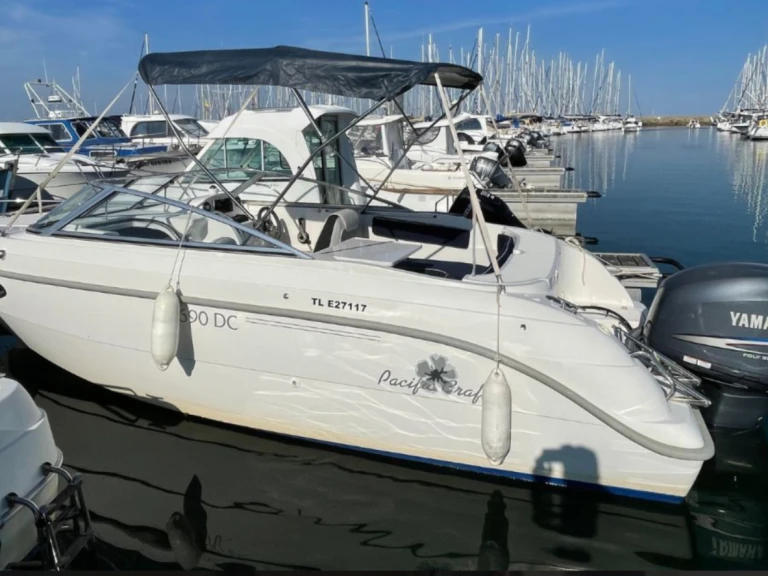 Pronájem Motorová loď Pacific Craft s licencí