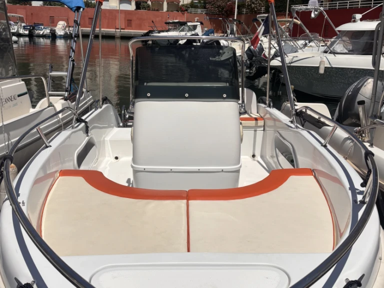 Motorová loď k pronájmu v Port Fréjus za nejlepší cenu