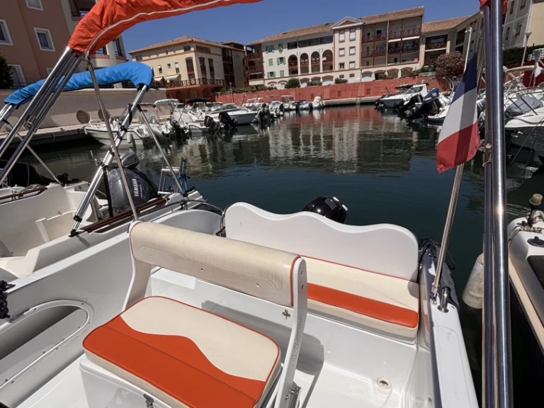 Sans Permis Marino 500 jednotlivci a charterové společnosti v Port Fréjus