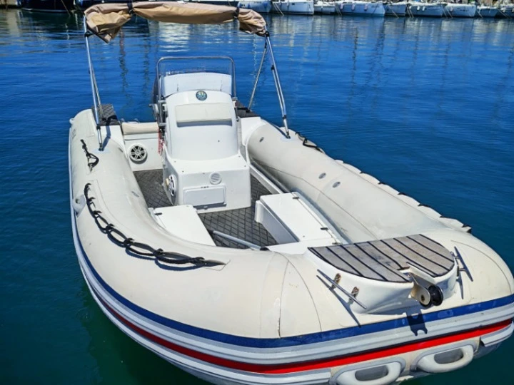 Pronajmout Polotuhá loď se skipperem či ne Mistral v Marina di San Foca