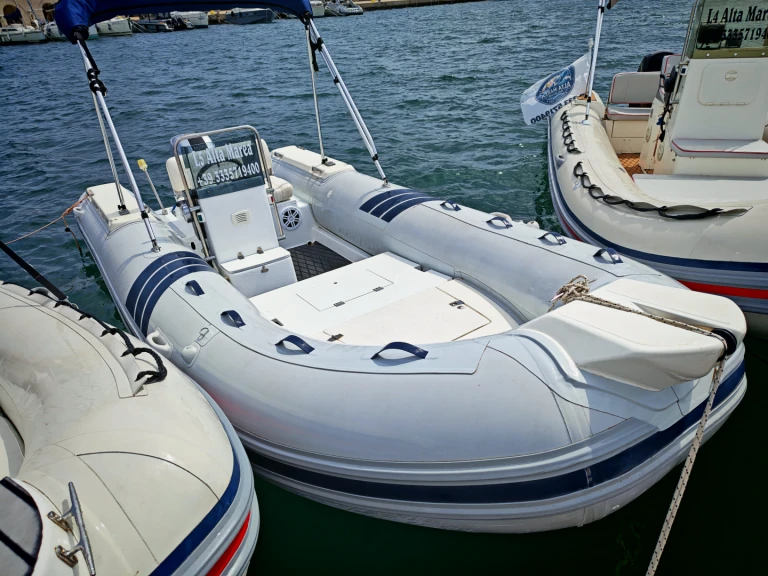 Polotuhá loď k pronájmu v Marina di San Foca za nejlepší cenu