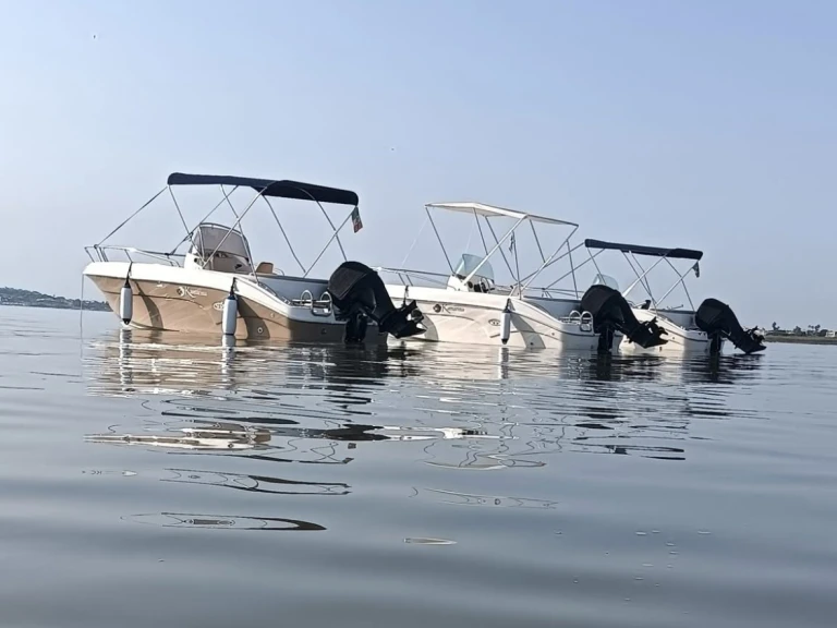 Pronajmout Motorová loď se skipperem či ne Kamarina v Itálie