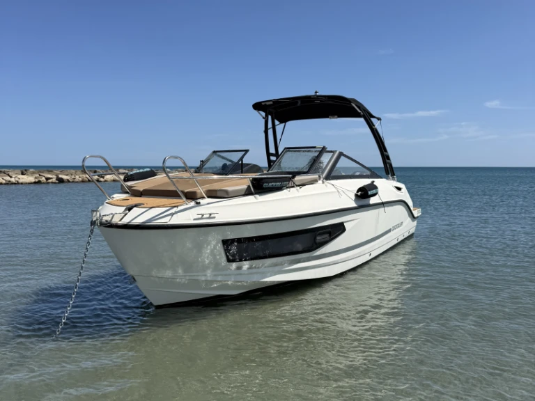 Motorová loď k pronájmu v Port-Camargue za nejlepší cenu
