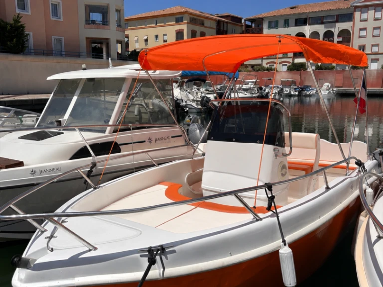 Sans Permis Marino 500 jednotlivci a charterové společnosti v Port Fréjus