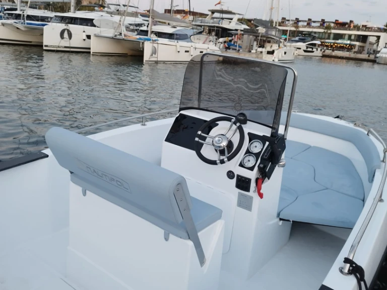 Pronajmout Motorová loď se skipperem či ne Nautipol v Španělsko