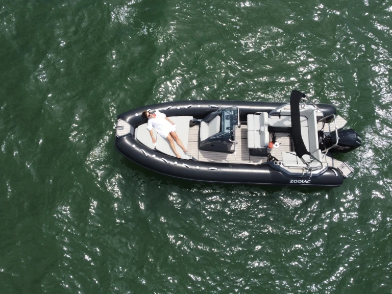 Pronájem Polotuhá loď Zodiac s licencí