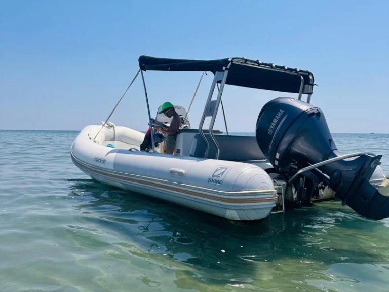 Polotuhá loď k pronájmu v Carnon-Plage za nejlepší cenu