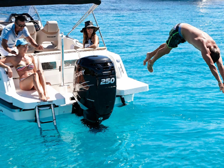 Pronájem lodi Quicksilver Activ 755 Sundeck v Mahon Port na Samboatu