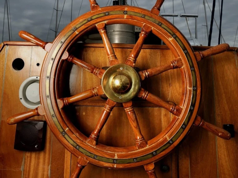 Pronajmout si Traditional Wooden Yacht Virgo v Perigiali