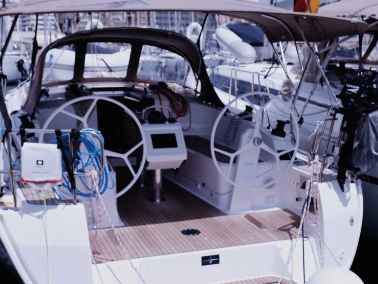 Bavaria Cruiser 37 jednotlivci a charterové společnosti v Gouvia