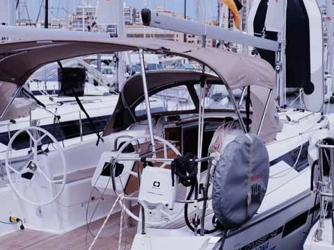 Pronajmout si Bavaria Cruiser 34 v Lefkáda
